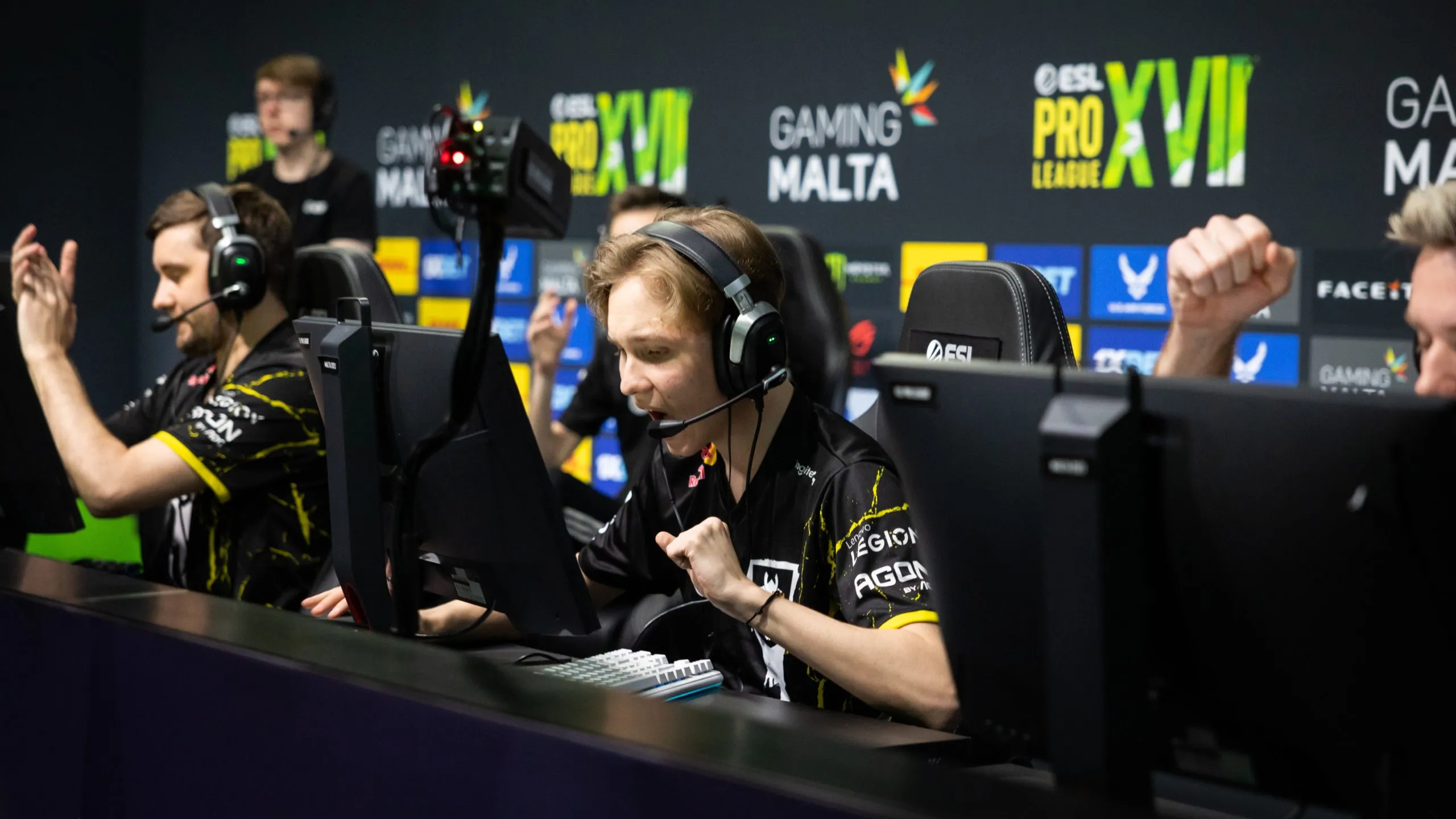 CS2 Pro Playersの設定：Crosshair、ViewModelなど