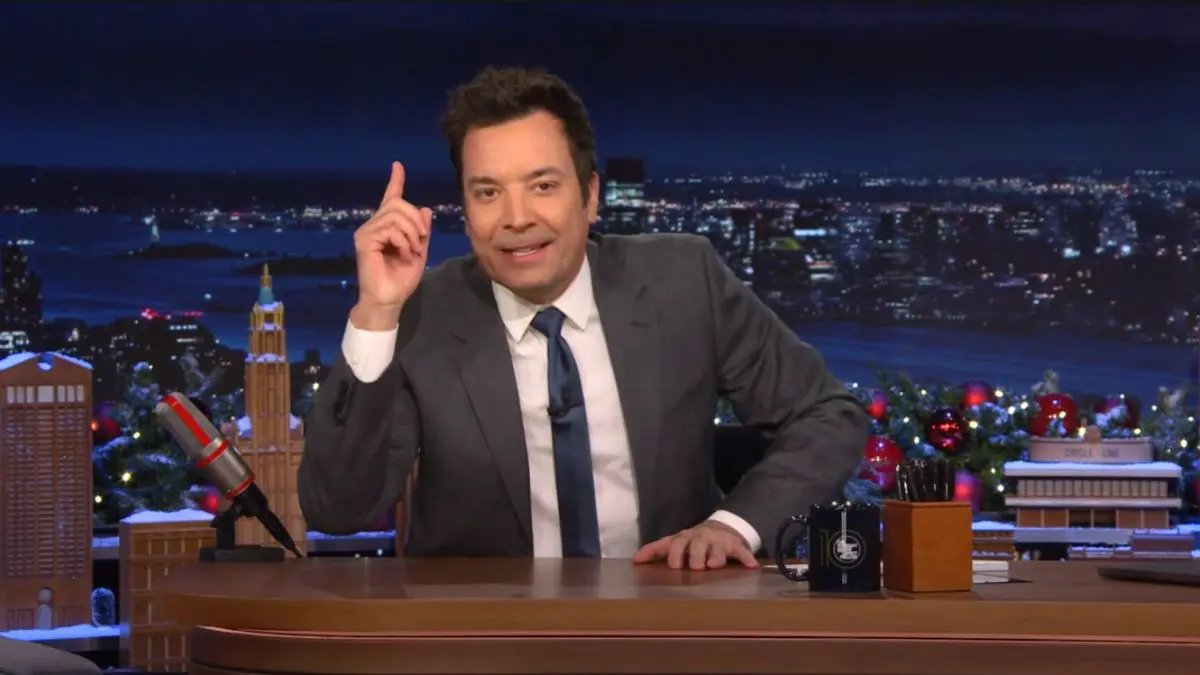 ジミーファロンは、休日の歓声を台無しにした「奇妙で愚かな」クリスマススペシャルに沈黙を破ります