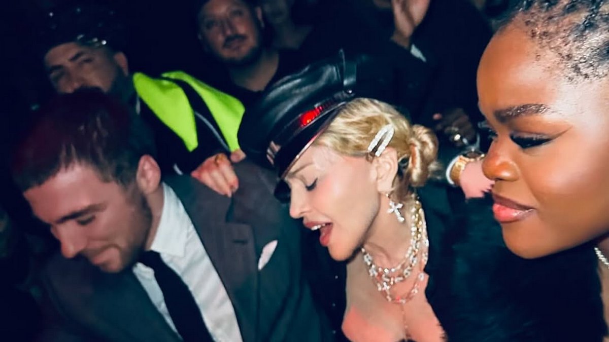 マドンナは、新年のインスタグラムの感動的な投稿で母性の高値と低値について率直になります：「等しい部分の喜びと苦しみ」