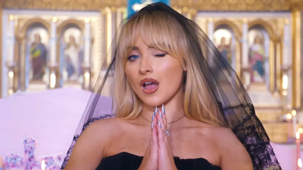 Sabrina Carpenter's Feather Videoは司祭を取り除きました