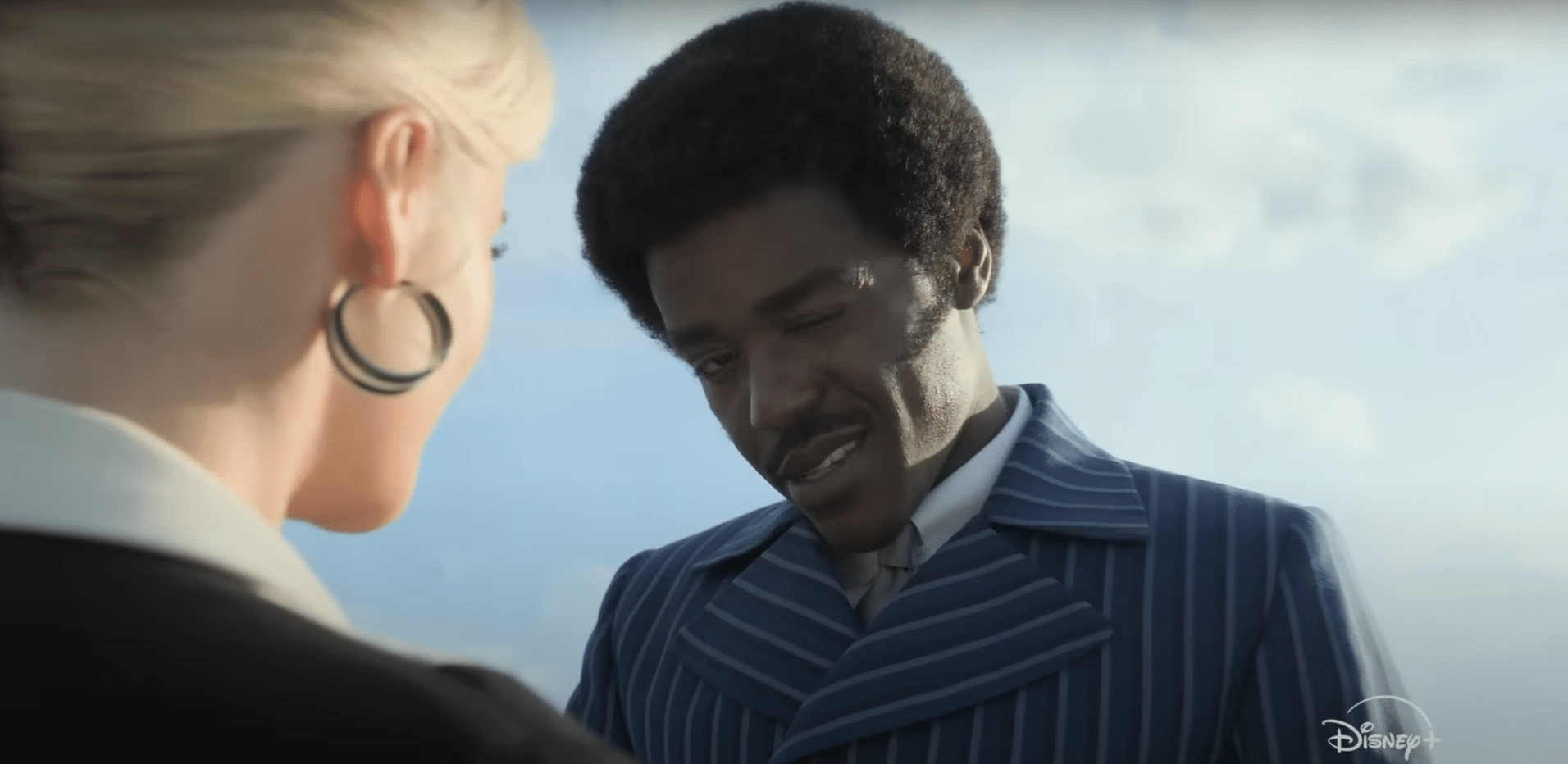 ドクター・フーのディズニー+リニューアルは大きく揺れ動いて奇妙になります(レビュー)