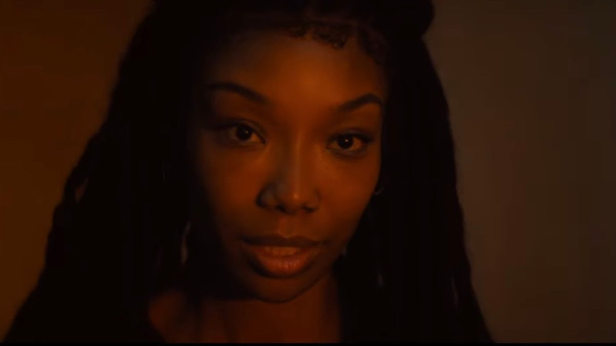 A24のフロントルームトレーラーはブランデーをホラーに戻します