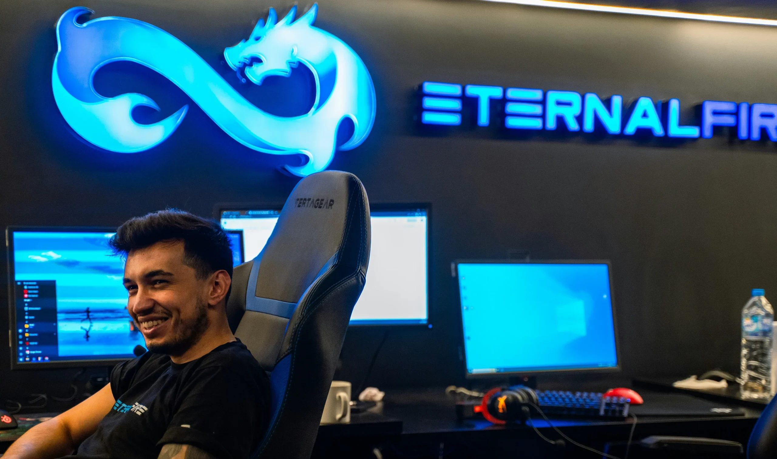 永遠の火は、チートを使用した疑いでアカデミーの選手の契約を廃止します