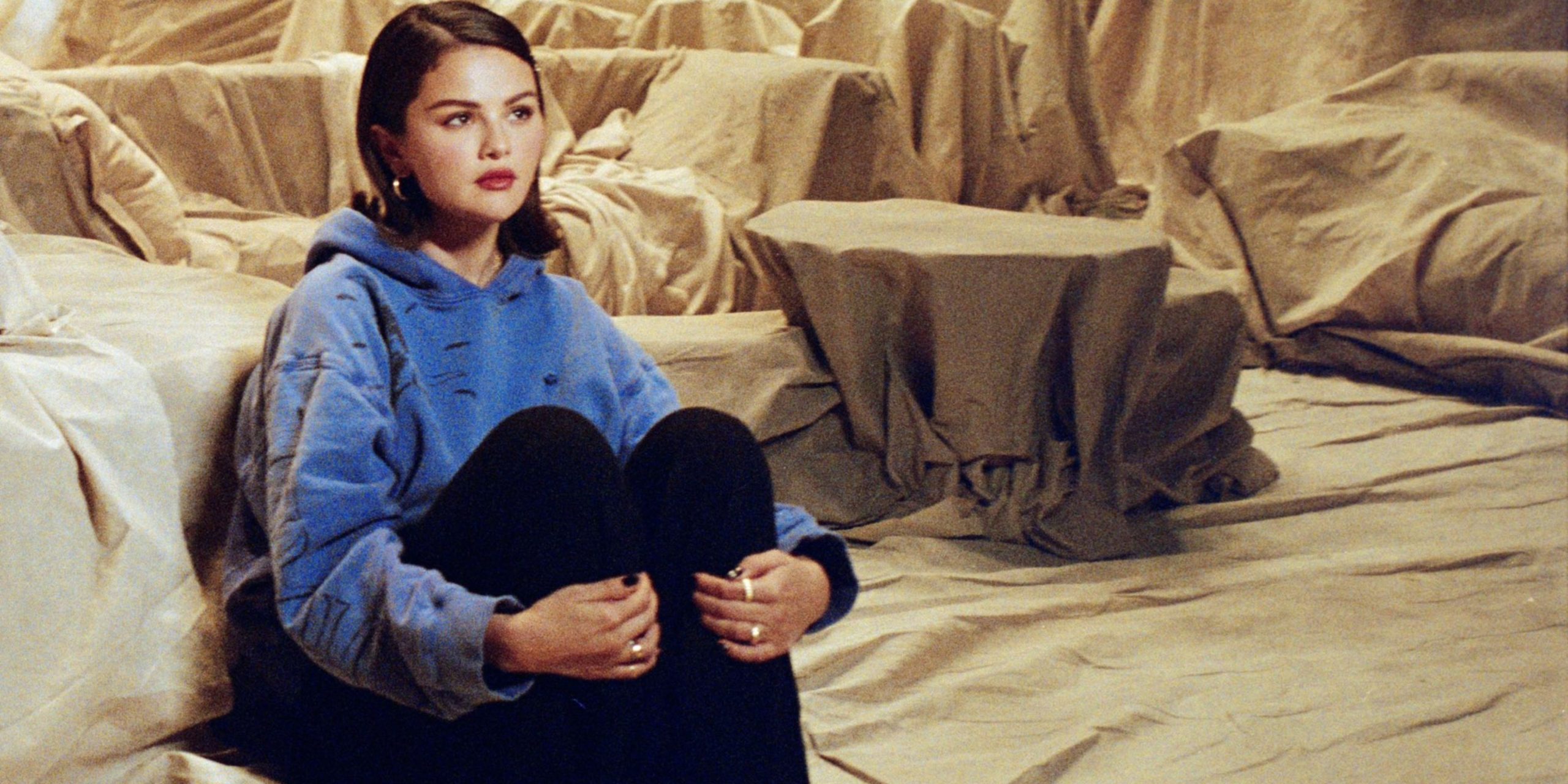 セレナ・ゴメスの最新のミュージックビデオには、予期しないディズニーの参照が含まれています