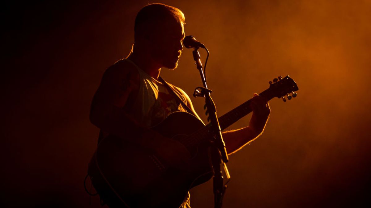 「Douchebag」ミュージシャンがSpotifyを支配していますが、彼の最新の論争の再燃を見ています