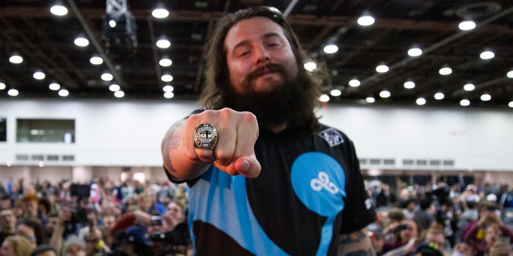 Pro Melee Player Mang0は、ライブストリーム中に他のコンテンツクリエイターに嫌がらせをしたため、10年後にC9に落とされました