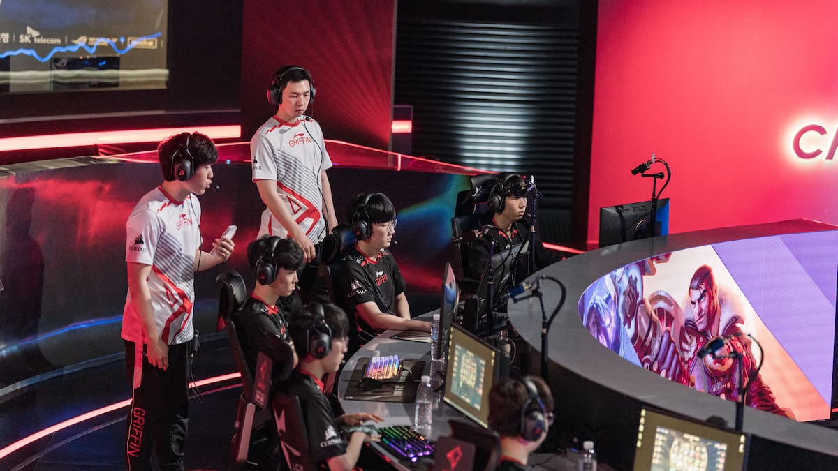 Dplus Kiaは、論争の的となっているコーチをLOL名簿に追加します