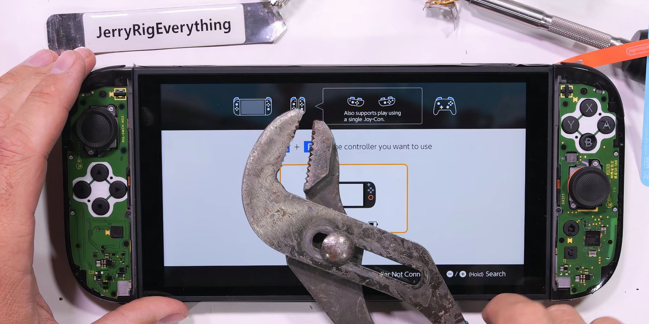 スイッチ2をドロップすることを心配しないでください。1つのYouTuberが50回プライヤーで叩いた後、それを「無敵」とみなしたので