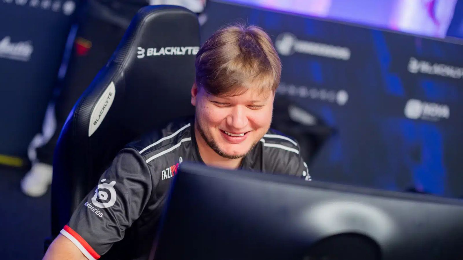 S1mpleは、CS2 FacitでM0nesy、Niko、Kyousukeのチームに対してエースとクラッチを打つ