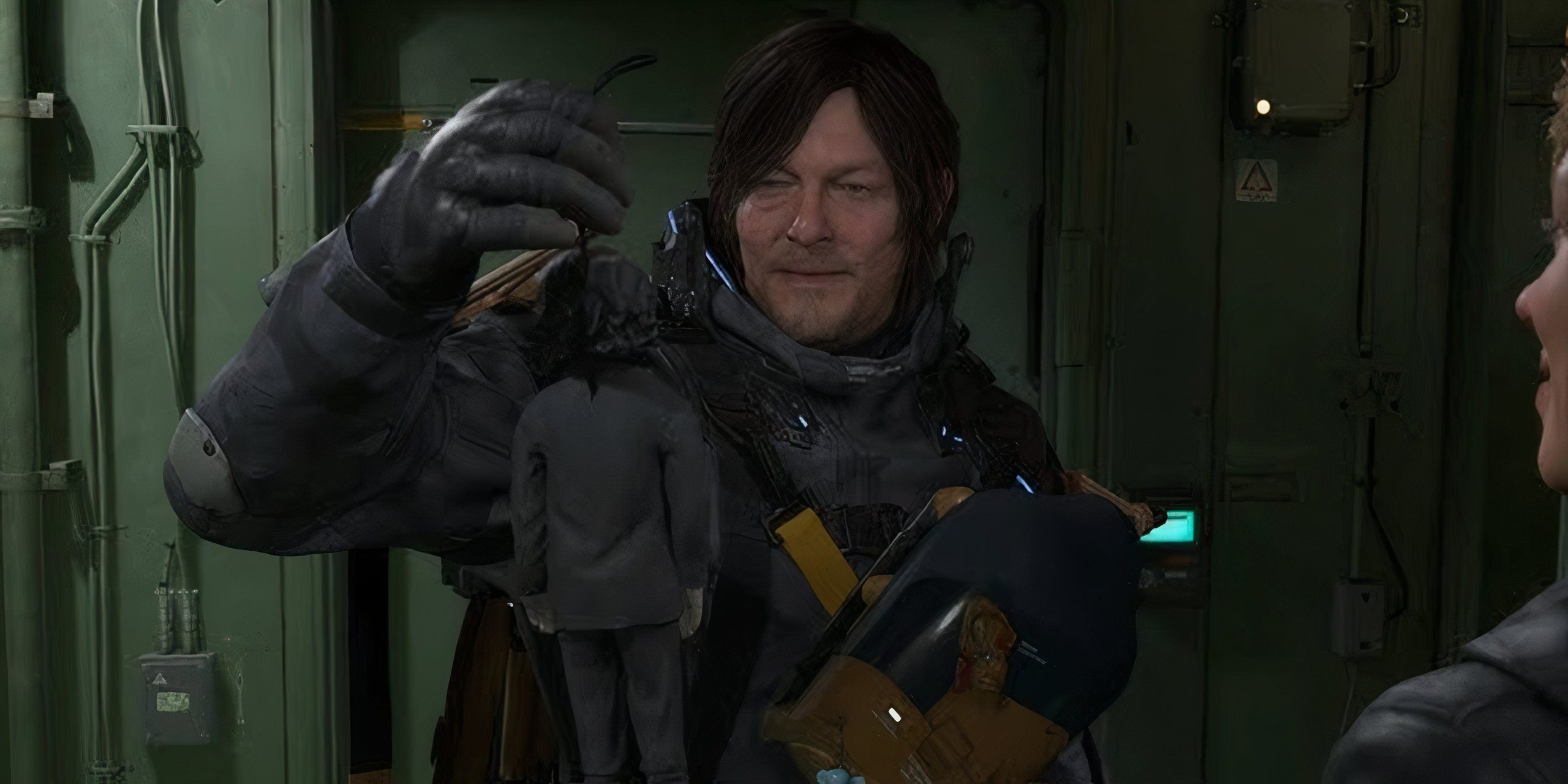 サムは、小さなドールマンがベルトにクリップされた小さなドールマンが付いた2つのネンドロイドを横断しています