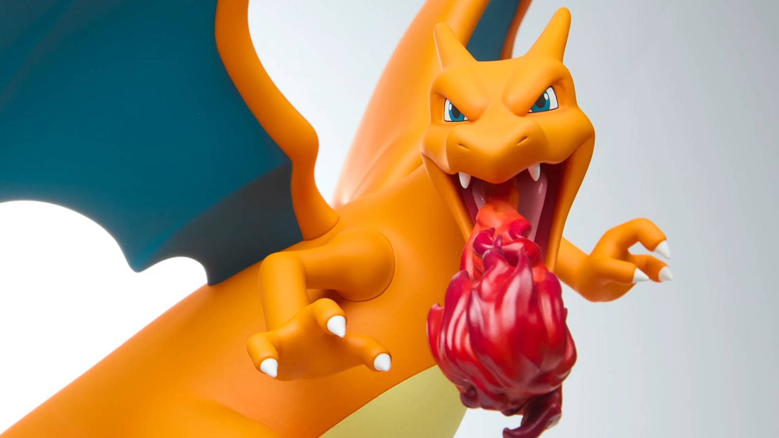 ポケモンは、等身大のピカチュウの像に続き、大規模で火を吐くチャリザードを備えています