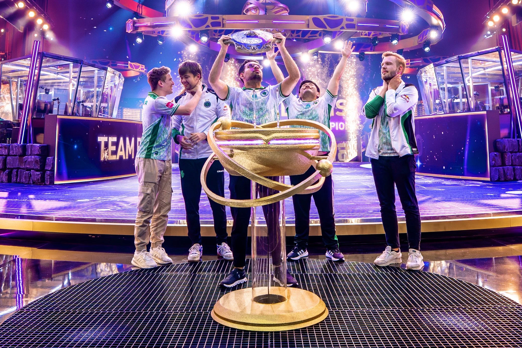 チームファルコンズは、国際2025チャンピオンシップを主張しています