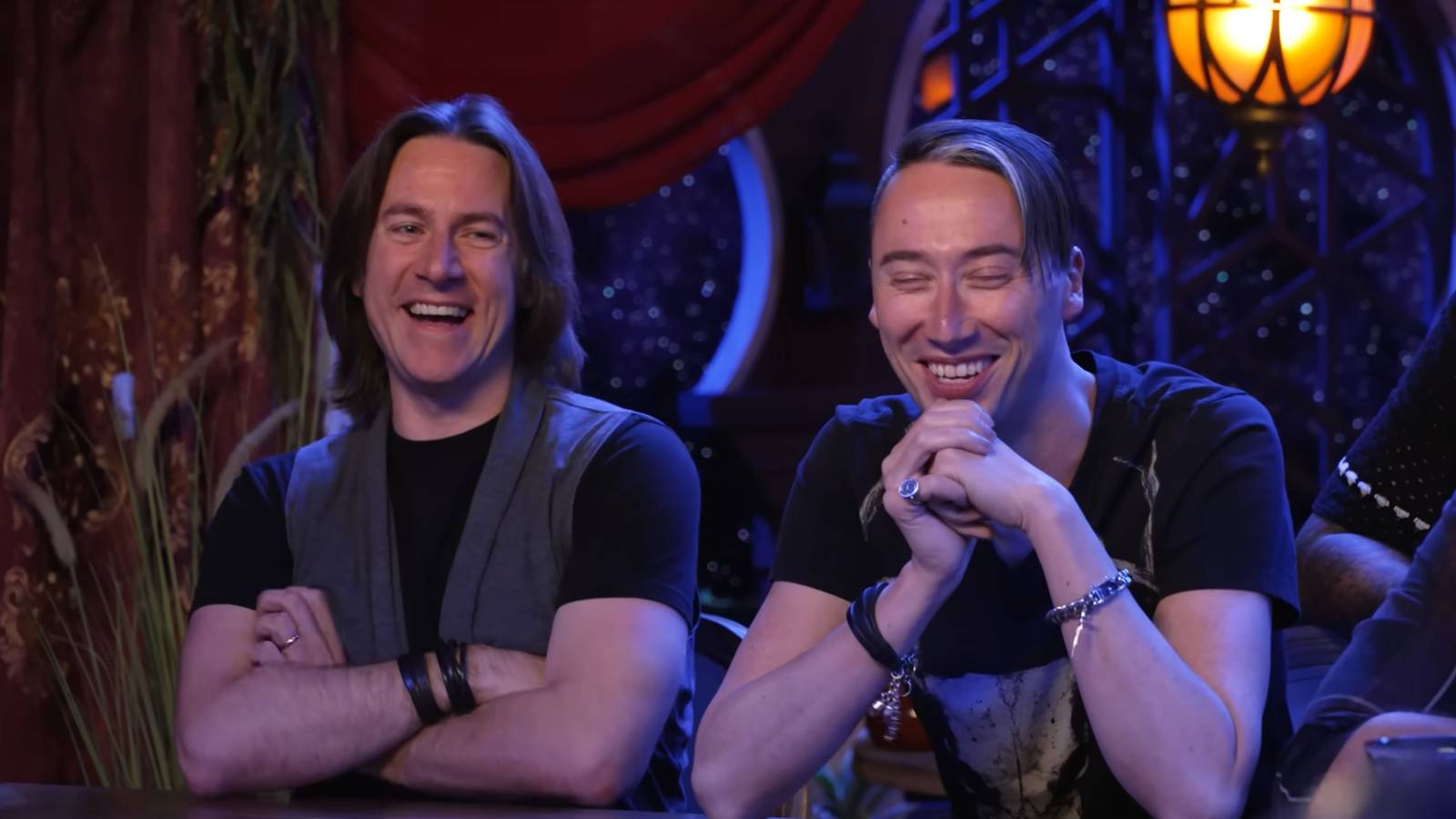 クリティカルロールファンは、キャンペーン4ティーザーのすべてのぼやけフレームを分析して、誰もがどのクラスをプレイしているかを把握します