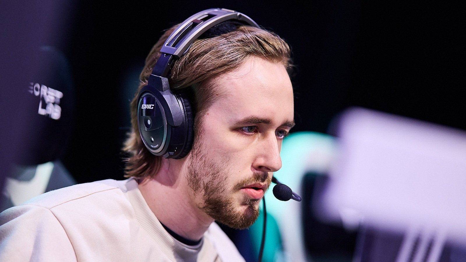 GGスターは、トーナメントからの悲痛な撤退の後、TI 2025 AfterPartyでトロフィーを保持することを拒否します