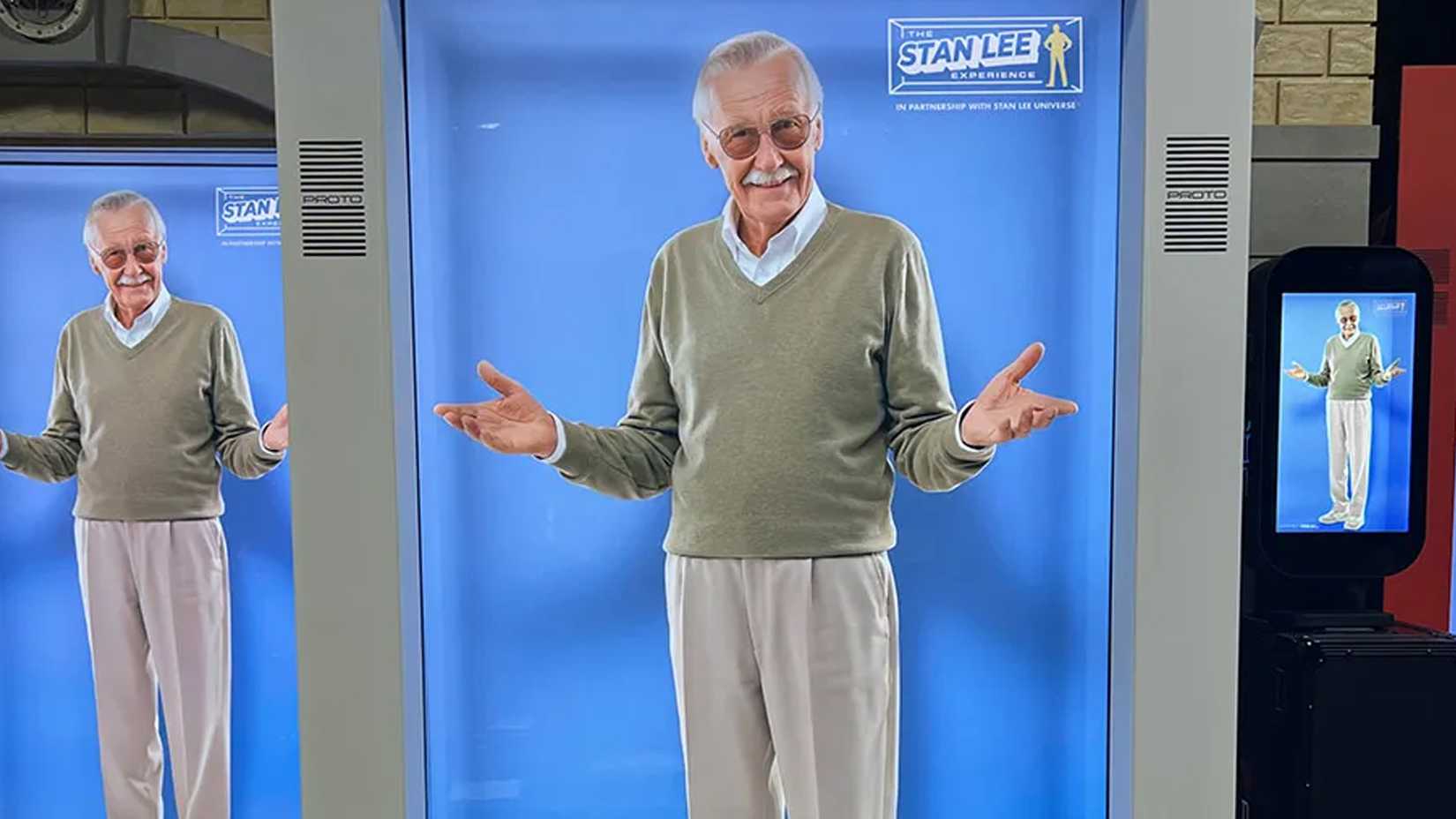 Stan LeeのTwitterアカウントを使用してNFTSを使用するだけでは不十分であるかのように、彼らは彼をComic ConのAIホログラムに変えています