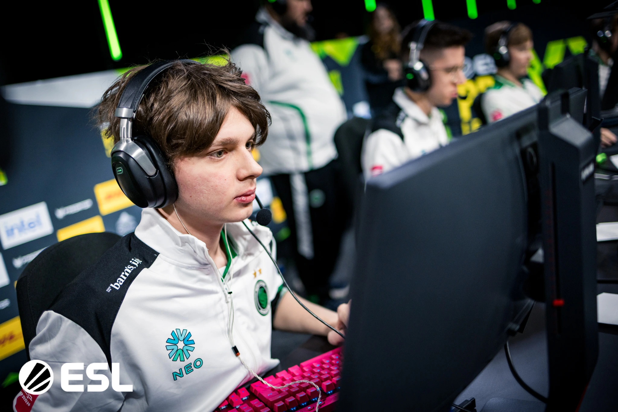 ファルコンは、EPLシーズン22でアストラリスを破壊します